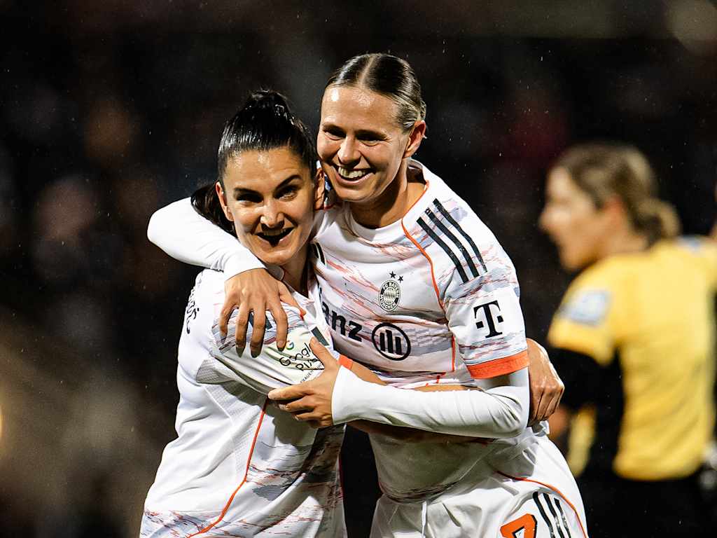 Klara Bühl und Jovana Damnjanović jubeln Arm in Arm während des Gastspiels der FC Bayern Frauen in der Google Pixel Frauen-Bundesliga bei Eintracht Frankfurt