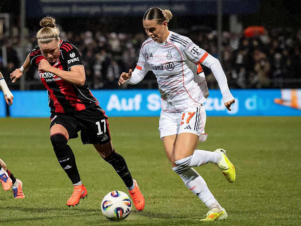 Klara Bühl mit Ball am Fuß während des Gastspiels der FC Bayern Frauen in der Google Pixel Frauen-Bundesliga bei Eintracht Frankfurt