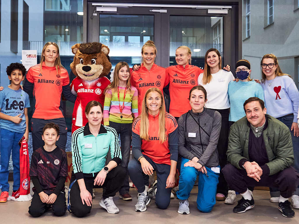 Die FC Bayern Frauen beim Besuch der Kinderklink Schwabing.