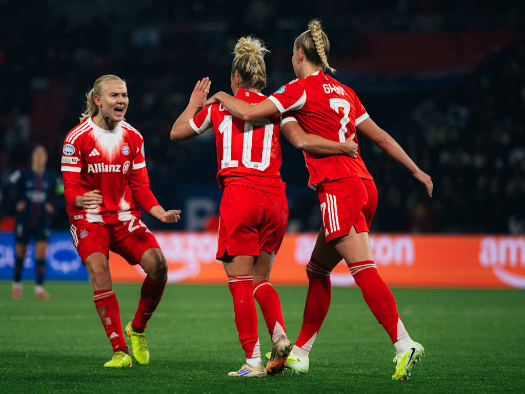 Pernille Harder, Linda Dallmann und Giulia Gwinn bejubeln ein Tor gegen PSG.