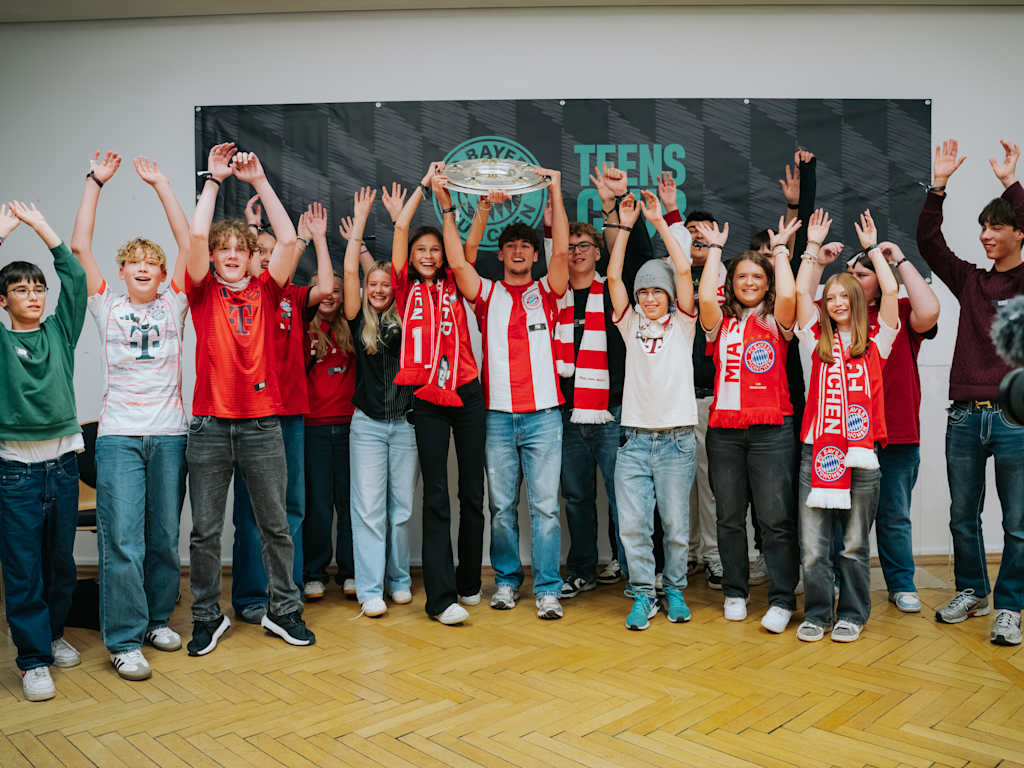 Mitglieder des FC Bayern TEENS Club mit der Meisterschale