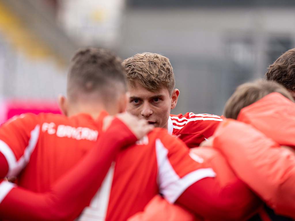 Anton Heinz schaut seinen Mitspieler an.