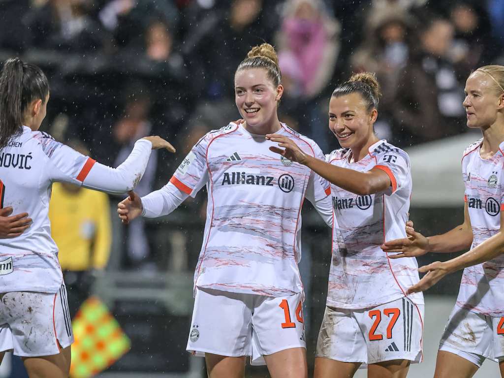 Alara und ihre Kolleginnen bejubeln den Sieg in Frankfurt.