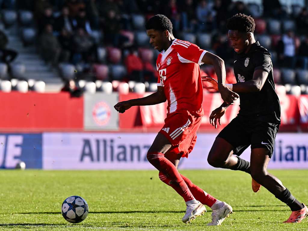 Allen Junior Lambe im Duell mit einem Gegenspieler von Sporting Lissabon.