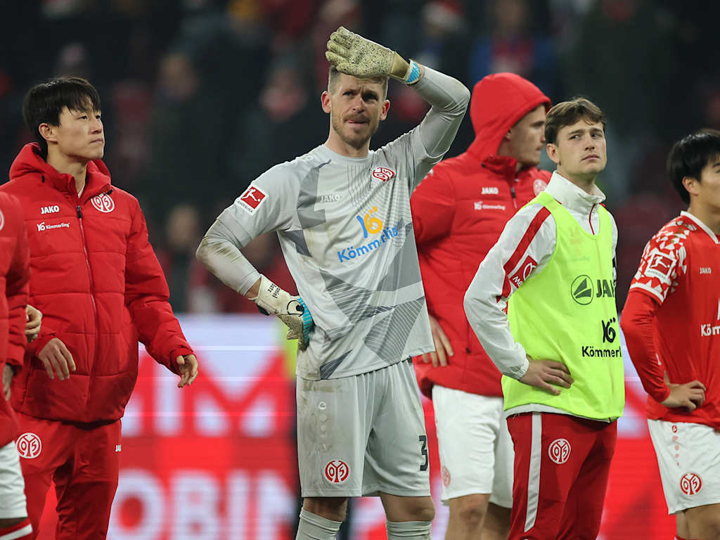 Spieler des FSV Mainz 05 stehen nach der 0:1-Niederlage gegen Mönchengladbach enttäuscht auf dem Rasen