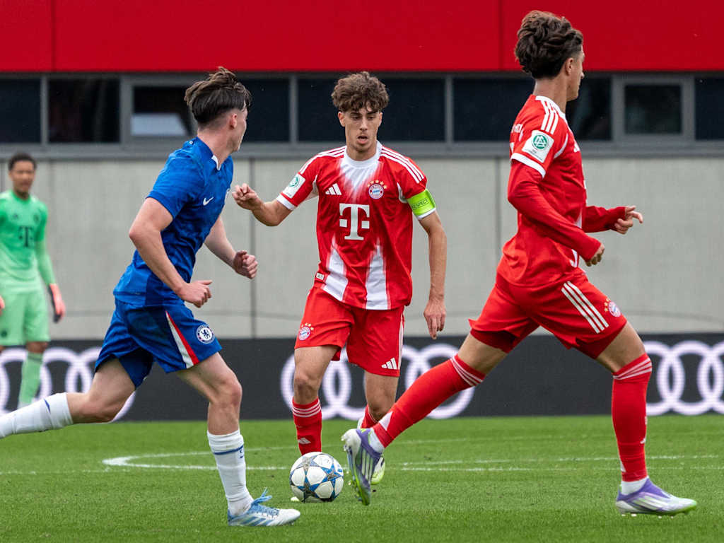 David Santos Daiber führt den Ball am Fuß im Spiel der FC Bayern U19.