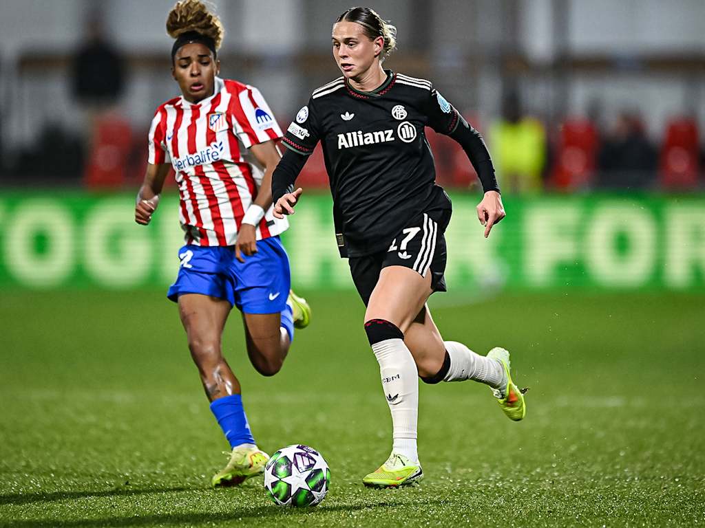 Klara Bühl im Laufduell während des Auswärtsspiels der FC Bayern Frauen in der UEFA Women’s Champions League bei Atlético Madrid