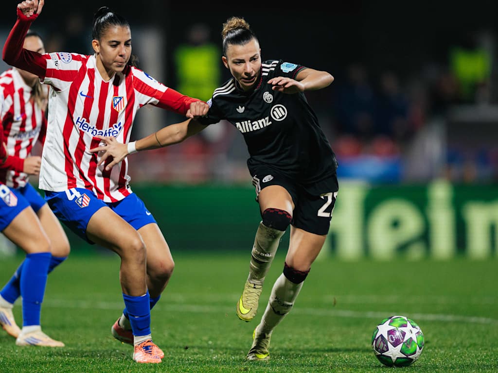 Arianna Caruso im Zweikampf am Ball