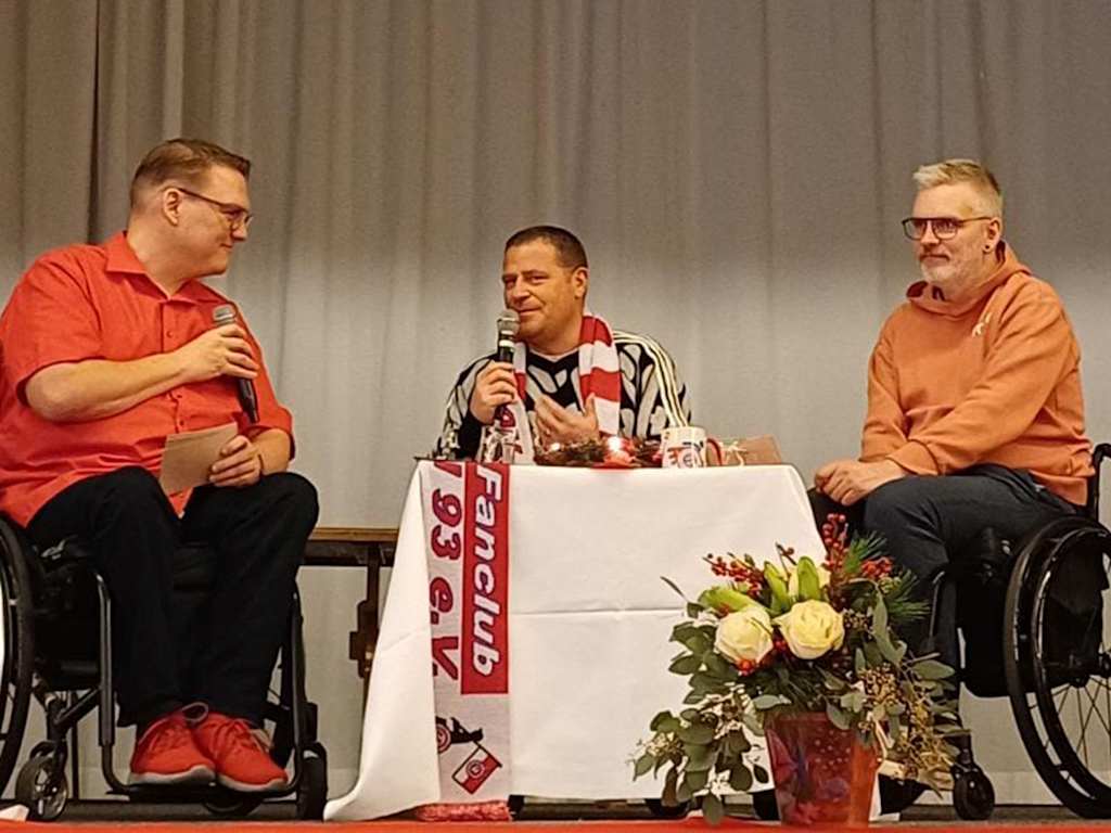 Max Eberl speaks at the Rollwagerl e.V. fan club meeting.
