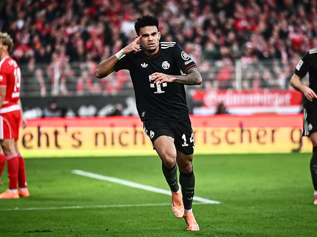 Luis Díaz celebrates during FC Bayern's Bundesliga away match at Union Berlin