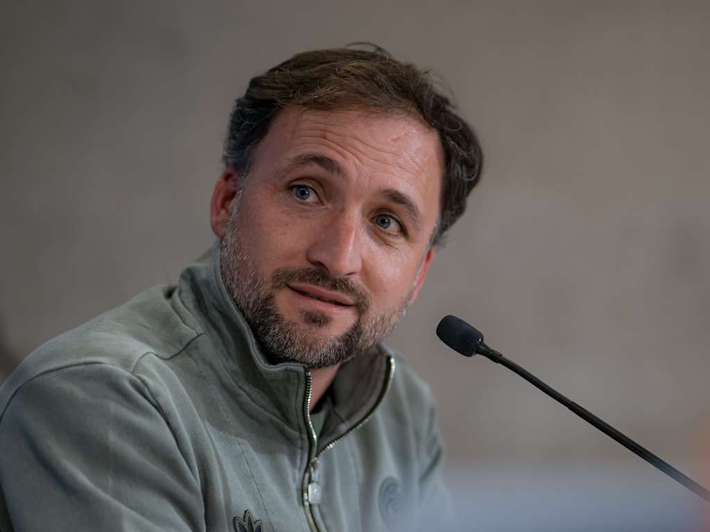 José Barcala während einer Champions League-Pressekonferenz der FC Bayern Frauen.