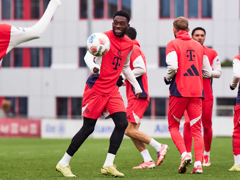 Michael Olise and Alphonso Davies during a Bayern training session