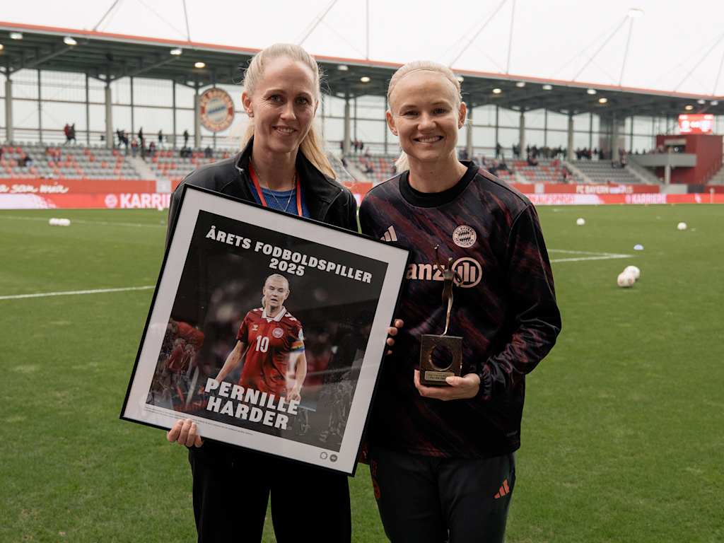 Pernille Harder posiert mit ihrer Trophäe.