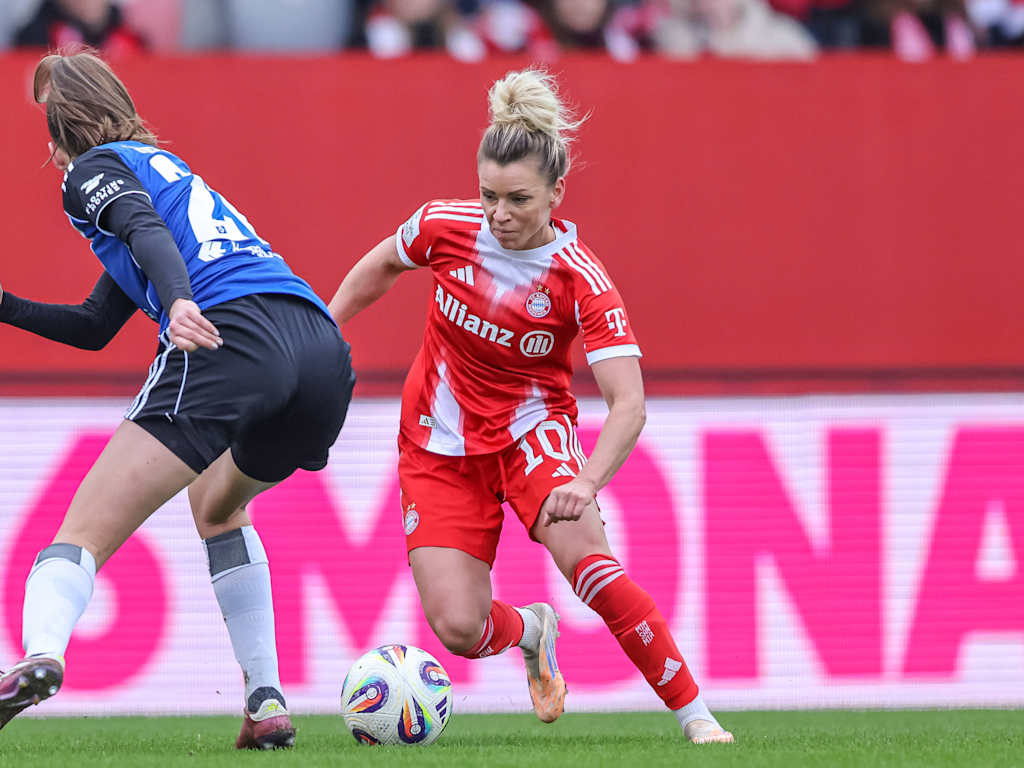 Linda Dallmann dribbelt mit dem Ball am Fuß im Spiel gegen den HSV.