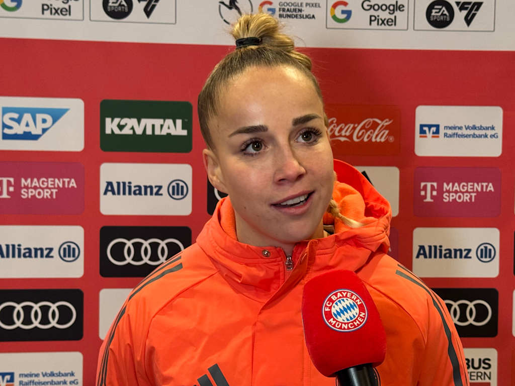 Giulia Gwinn gibt ein Interview nach dem Sieg der Bayern-Frauen gegen den Hamburger SV.