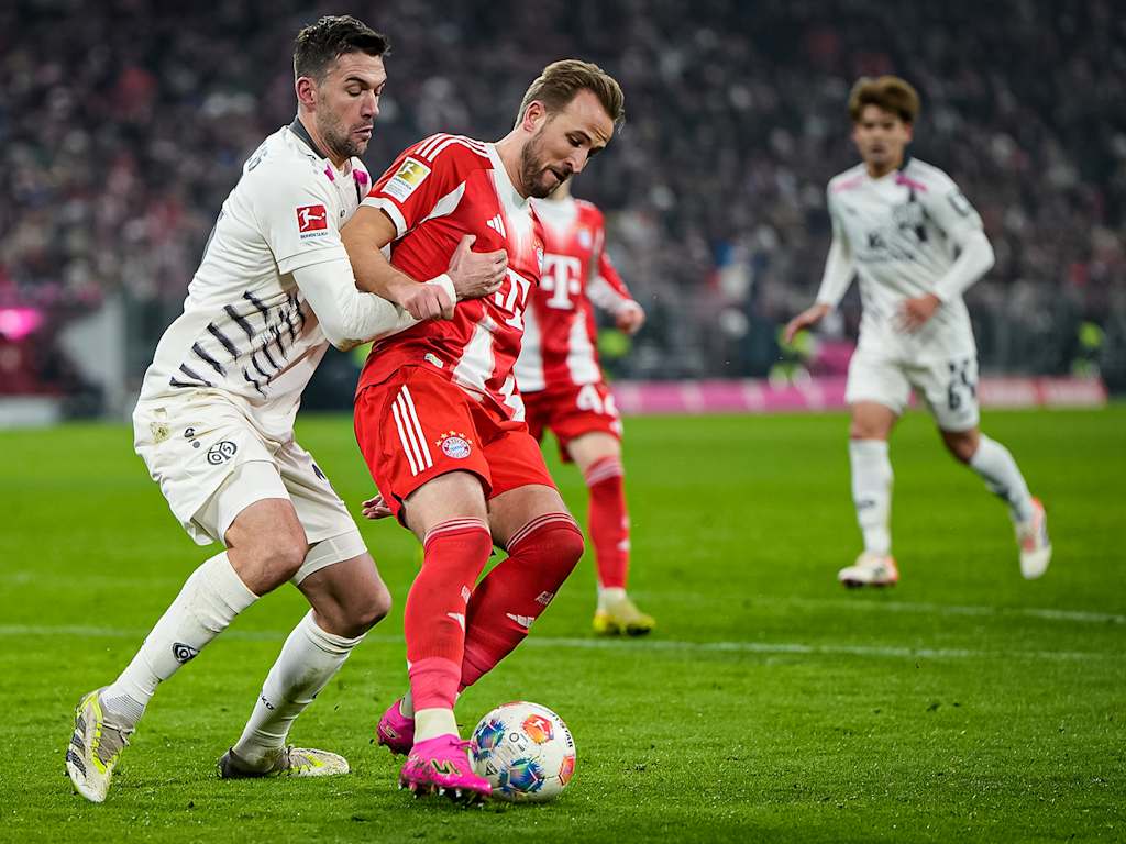 Harry Kane im Zweikampf während des Bundesliga-Heimspiels des FC Bayern gegen den 1. FSV Mainz 05