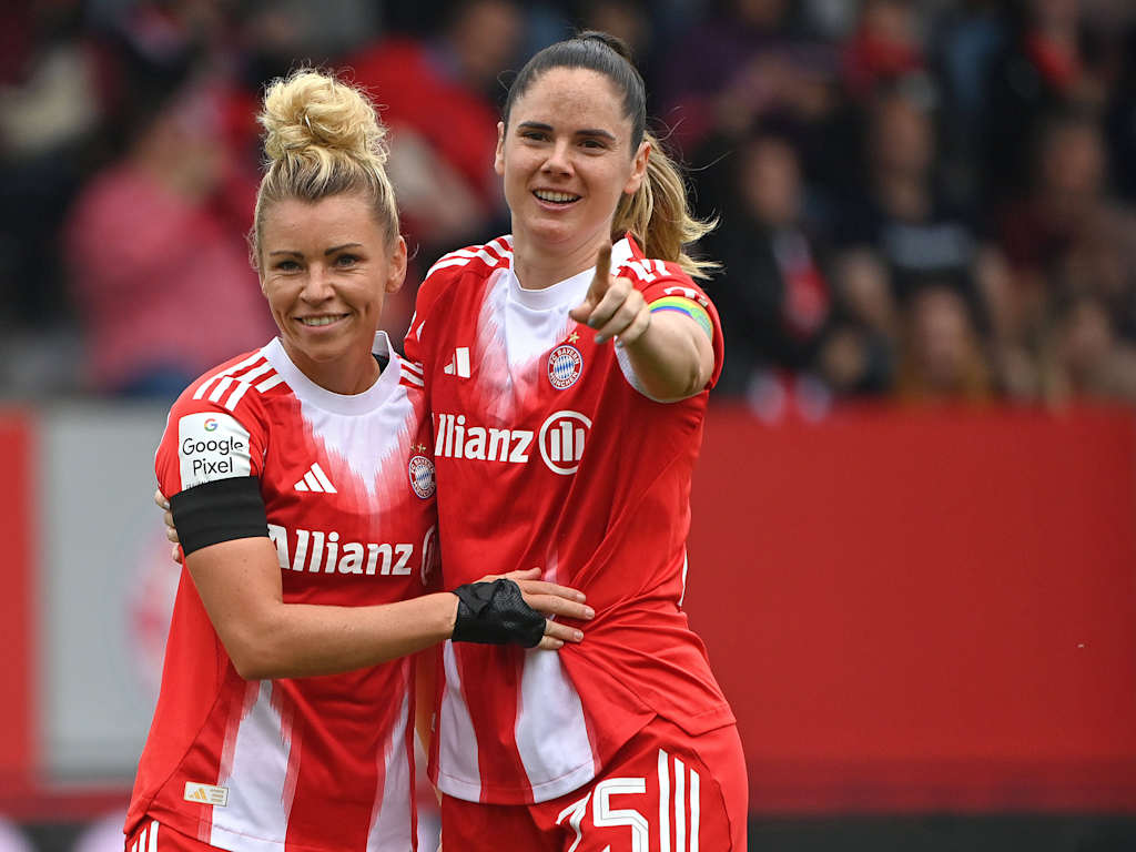 Sarah Zadrazil und Linda Dallmann bejubeln ein Tor im Testspiel gegen Real Madrid.