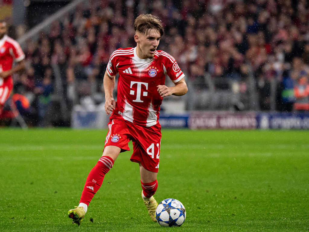 Lennart Karl mit dem Ball am Fuß.