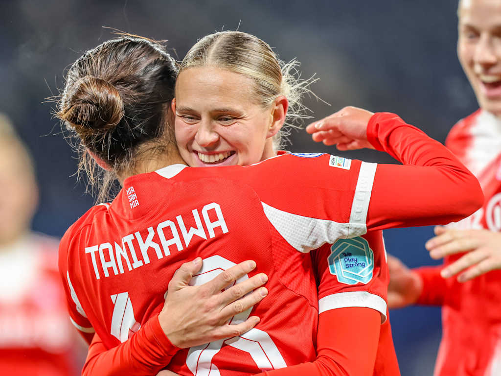 Klara Bühl und Momoko Tanikawa umarmen sich nach einem Tor.