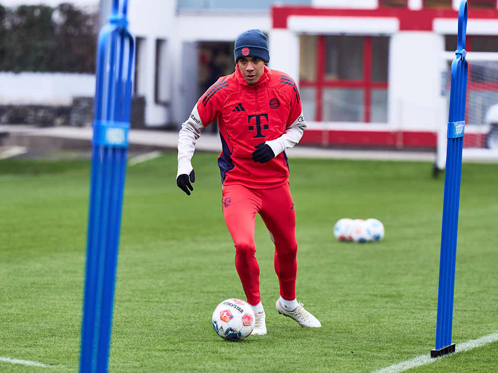 Jamal Musiala am Ball im FC Bayern-Training