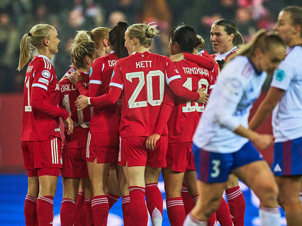 The FC Bayern women celebrate Momoko Tanikawa's early opener