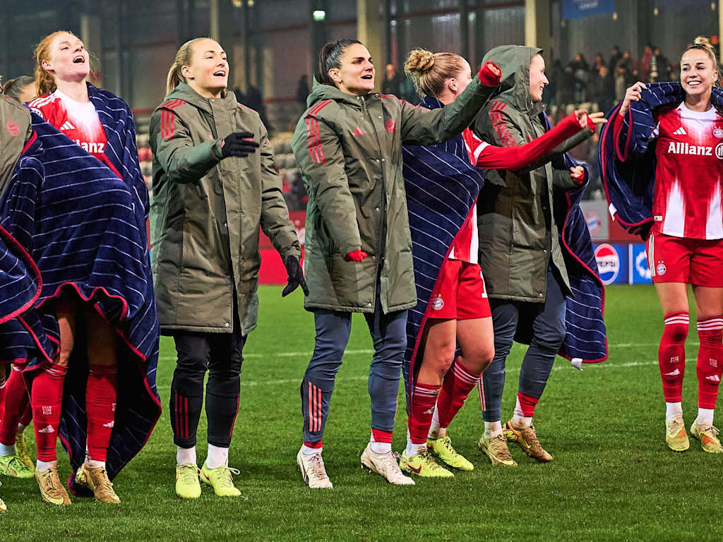 Jubel nach der Entscheidung vor den Fans: Die FC Bayern Frauen stehen direkt im CL-Viertelfinale