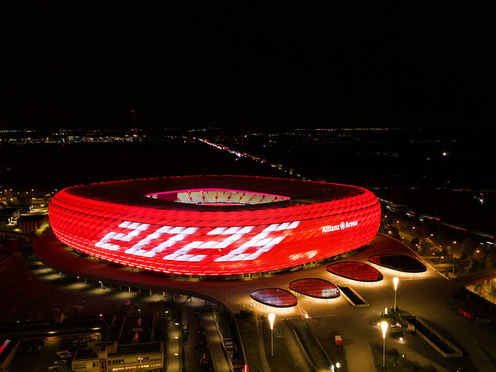 Allianz Arena leuchtet in der Nacht Rot mit weißer 2026 auf der Fassade
