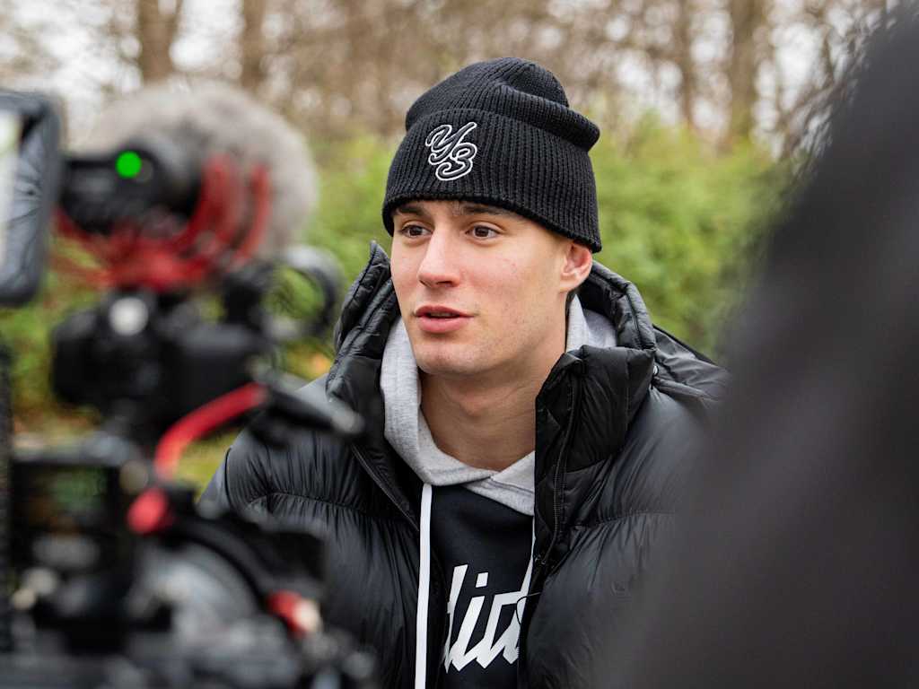 Javi Fernandez steht bei einem Interview und schaut in die Kamera.