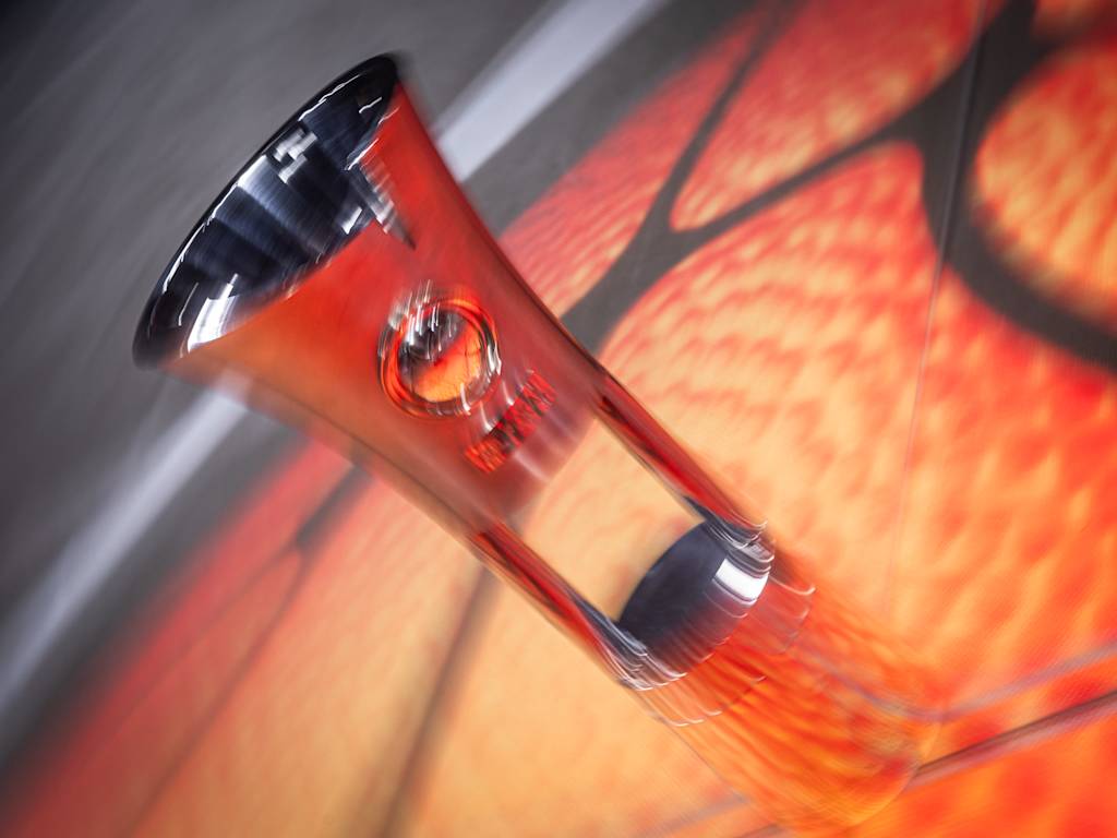 Die BBL Pokal-Trophäe steht auf dem Court