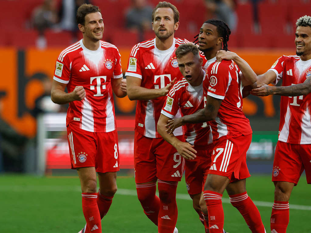 Die Bayern-Spieler Goretzka, Kane, Kimmich, Olise und Diaz jubeln gemeinsam nach einem Tor in Augsburg