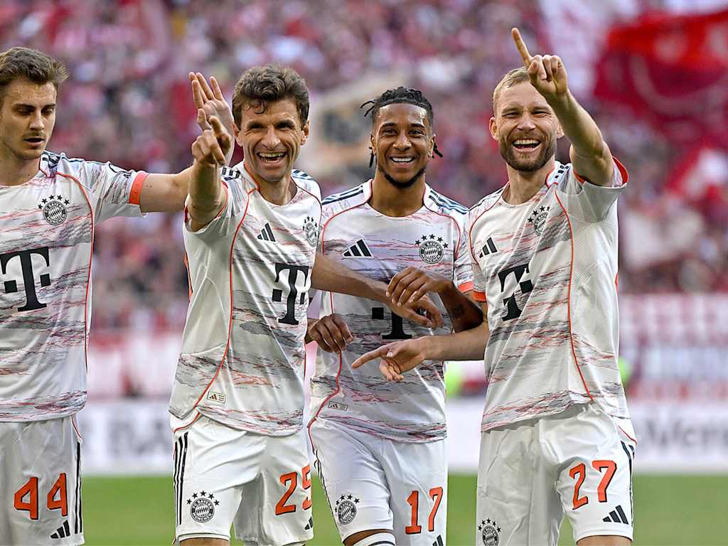 Thomas Müller, Michael Olise and Konrad Laimer celebrate together after an FC Bayern goal against Mönchengladbach.