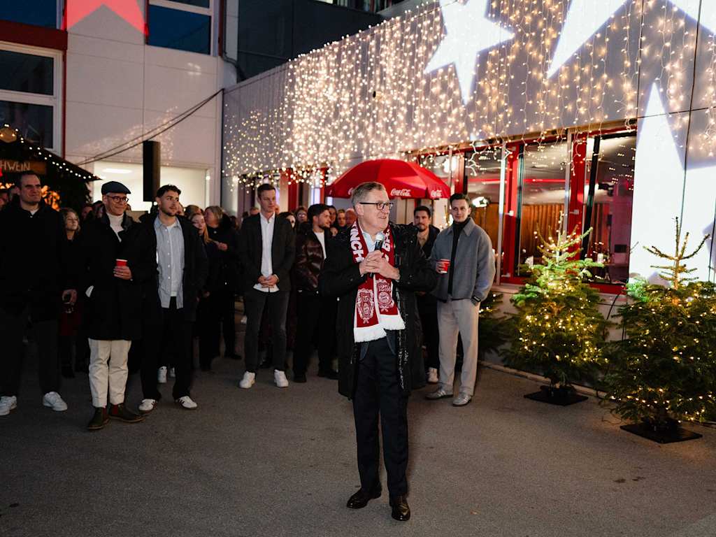 Jan-Christian Dreesen hält eine Rede auf der Weihnachtsfeier des FC Bayern