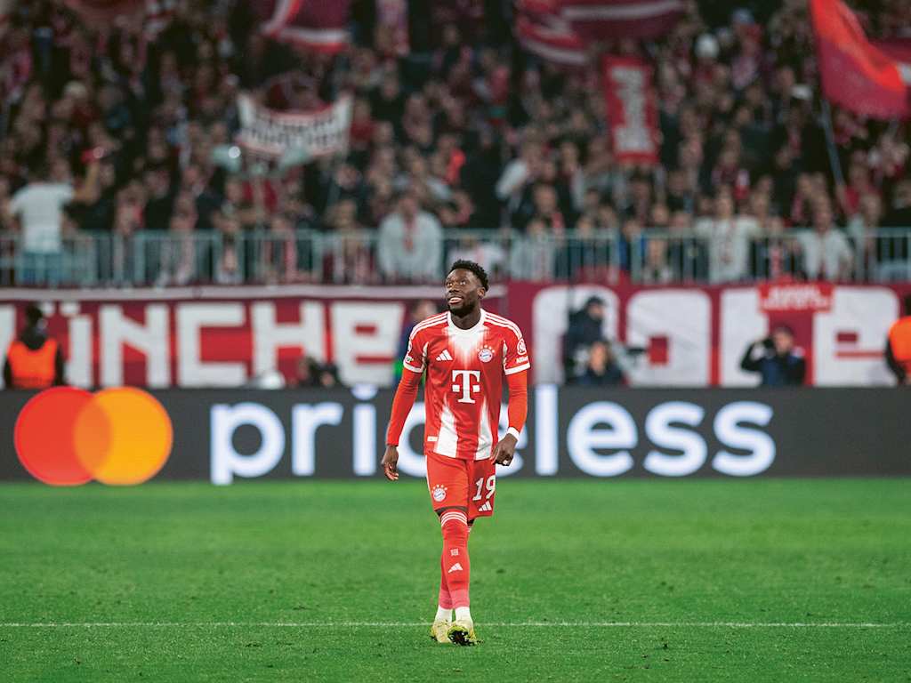 Alphonso Davies on the pitch of the Allianz Arena making his comeback against Sporting Lisbon