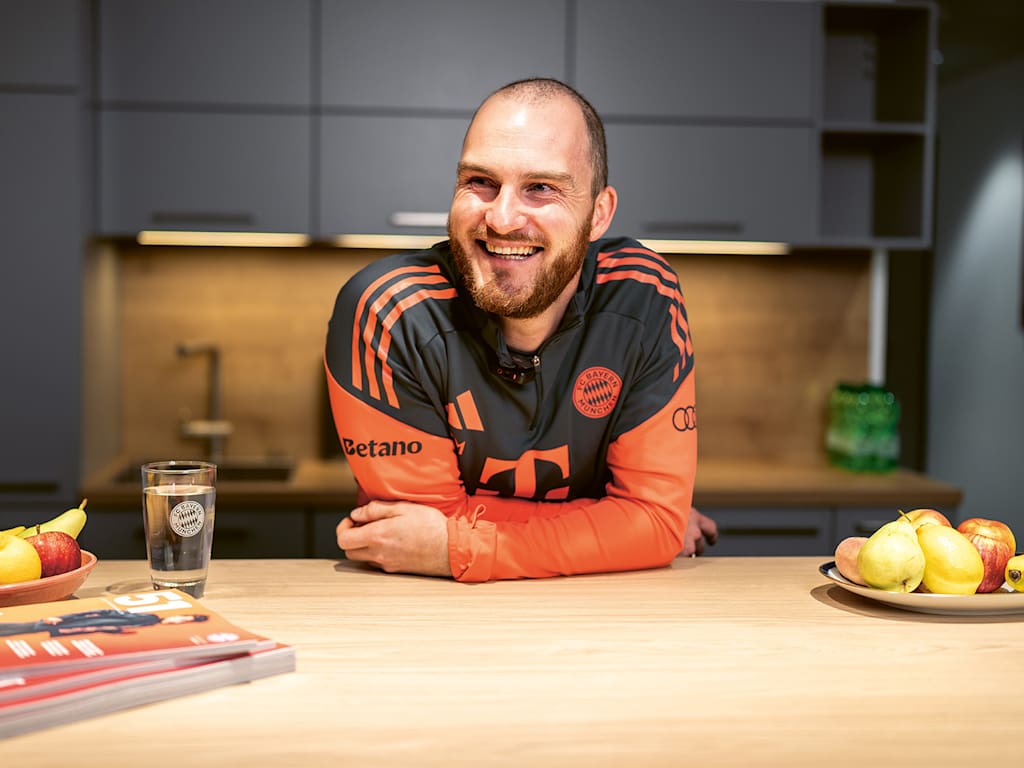 Melf Carstensen sitzt in einer Küche und lächelt