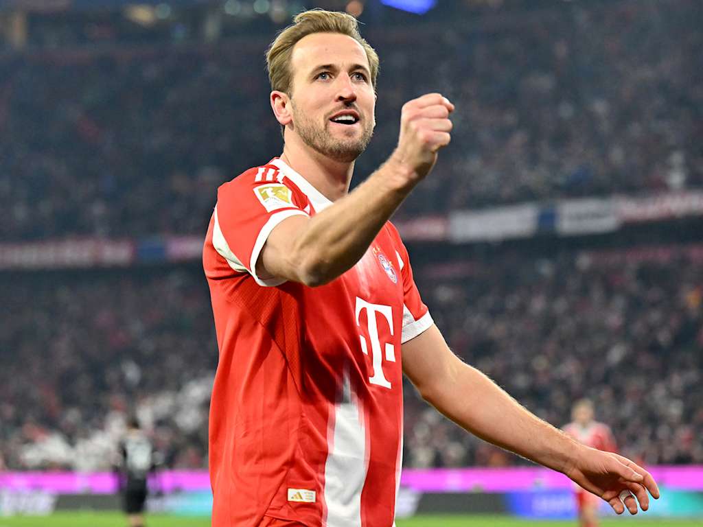 Harry Kane levanta el puño tras marcar un gol con el FC Bayern en el Allianz Arena.
