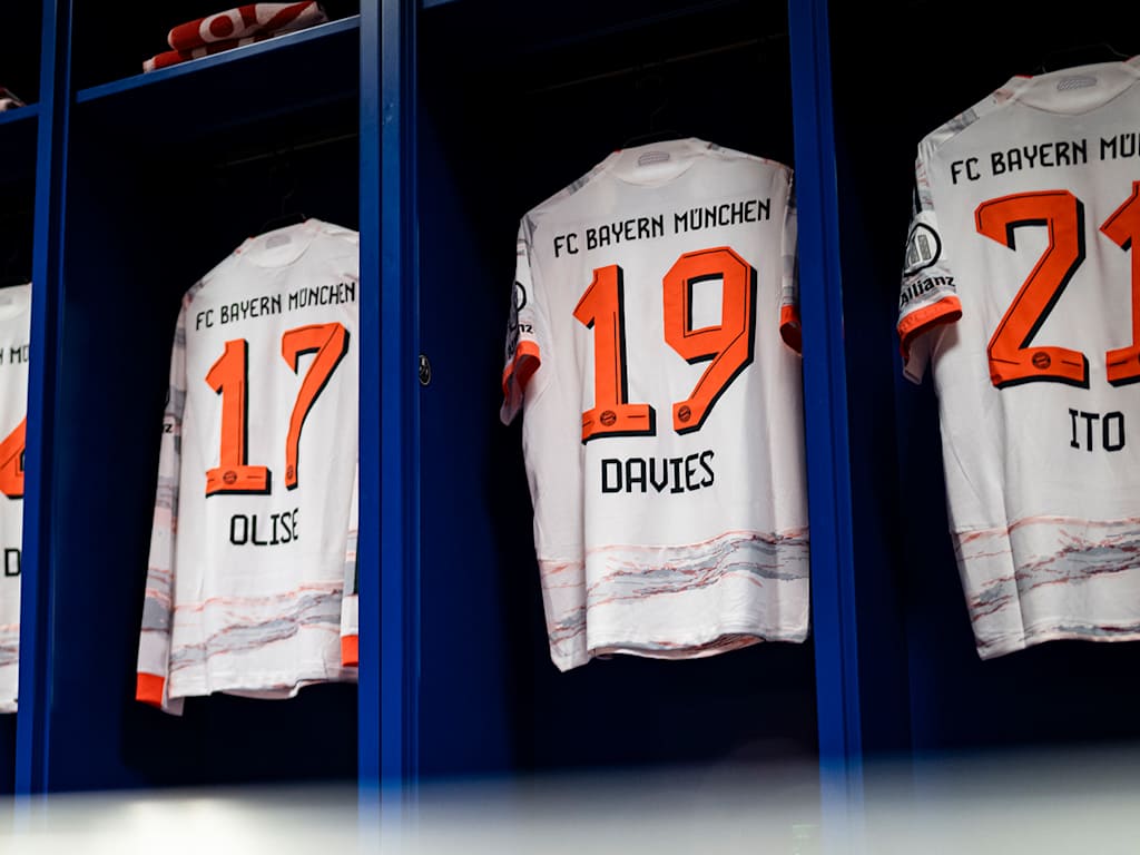Die weißen Auswärtstrikots des FC Bayern hängen in der Kabine vor dem Spiel in Heidenheim