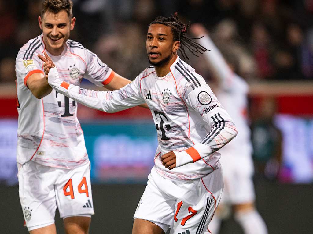 Michael Olise jubelt nach dem 2:0 im Bundesliga-Spiel des FC Bayern in Heidenheim.