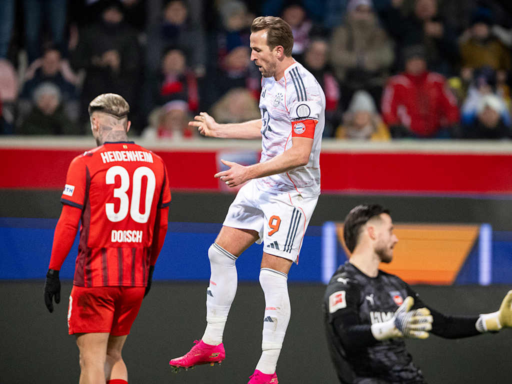 Harry Kane jubelt nach dem 4:0 im Bundesliga-Spiel des FC Bayern in Heidenheim