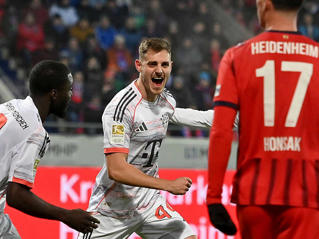 Josip Stanisic jubelt nach seinem 1:0 im Bundesliga-Spiel des FC Bayern in Heidenheim.
