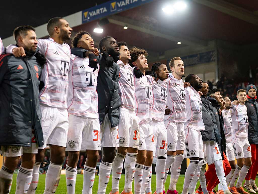 Spieler des FC Bayern jubeln nach dem 4:0-Sieg in Heidenheim vor der Fankurve
