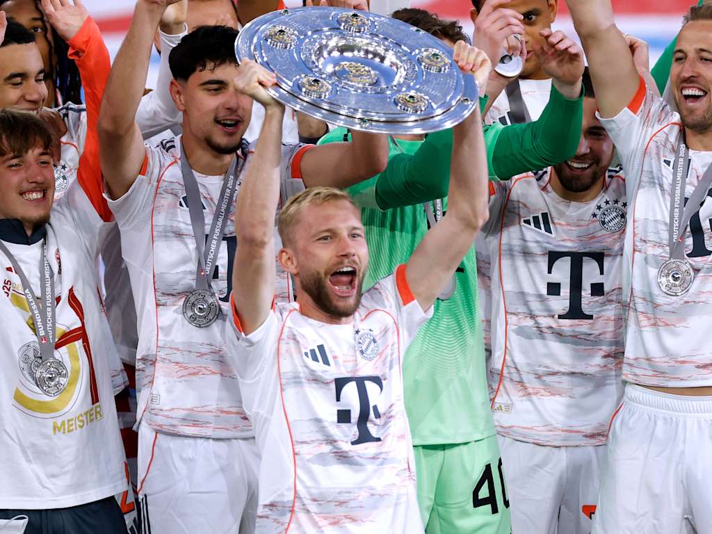 Konrad Laimer hoisting the Meisterschale