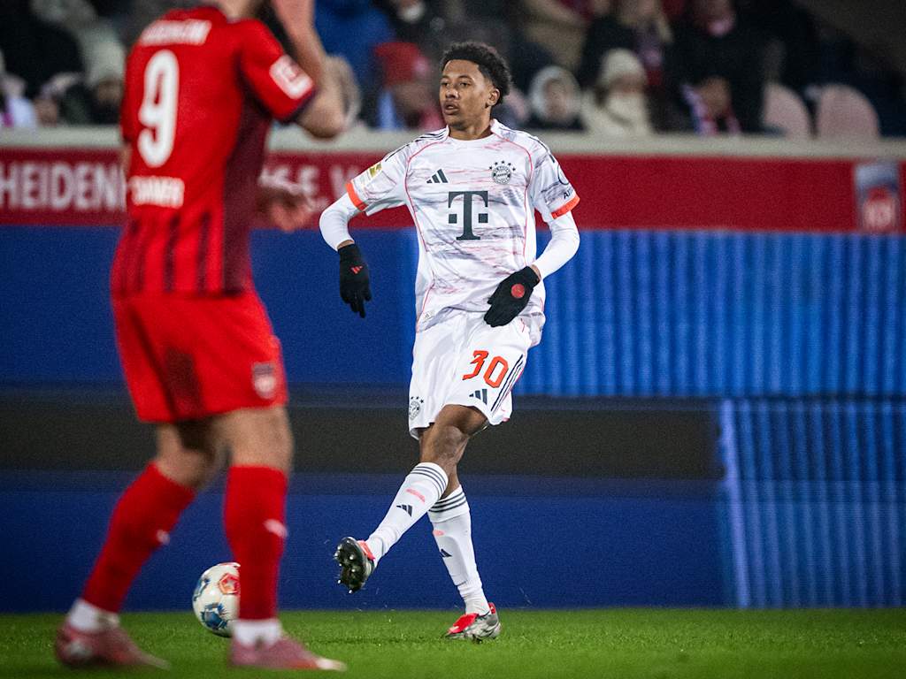 Cassiano Kiala passt den Ball im Bundesliga-Spiel des FC Bayern beim 1. FC Heidenheim.