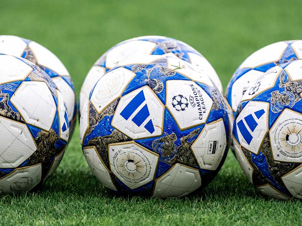 Champions League-Bälle auf dem Rasen am Trainingsgelände des FC Bayern