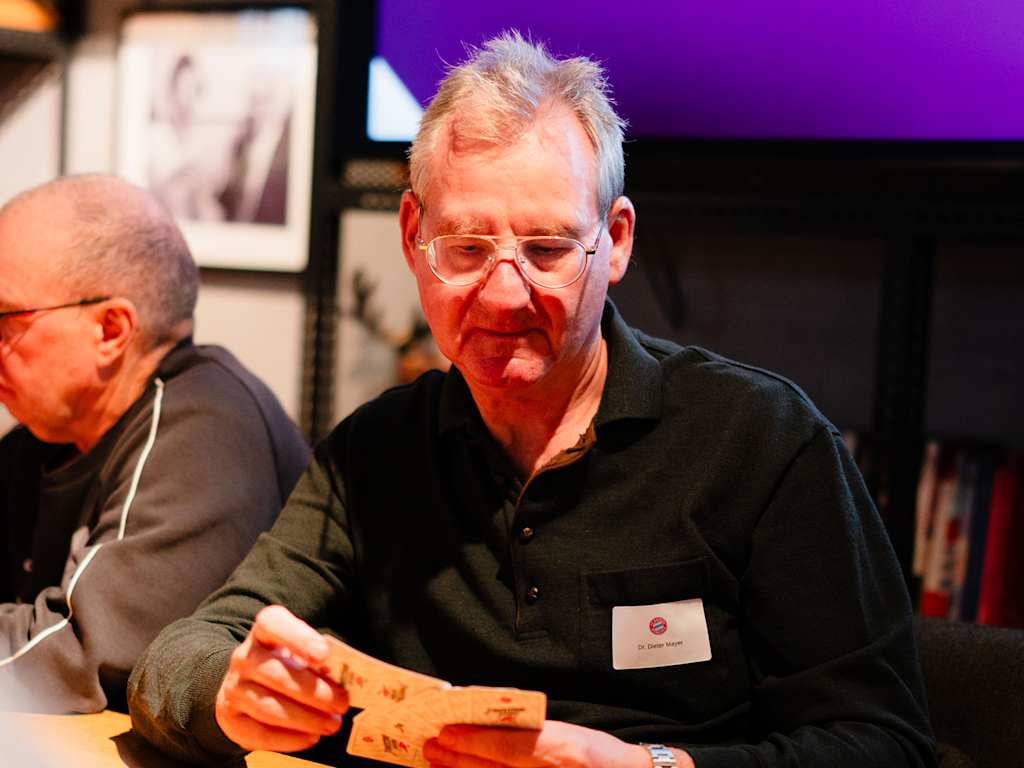 Prof. Dr. Dieter Mayer hält Schafkopf-Karten in der Hand