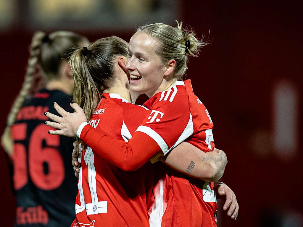 Franziska Kett und Georgia Stanway jubeln Arm in Arm während des Auswärtsspiels der FC Bayern Frauen in der Google Pixel Frauen-Bundesliga bei Bayer 04 Leverkusen