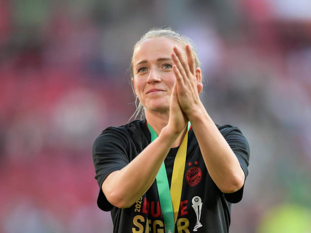 Lea Schüller wearing her FC Bayern Women's jersey.