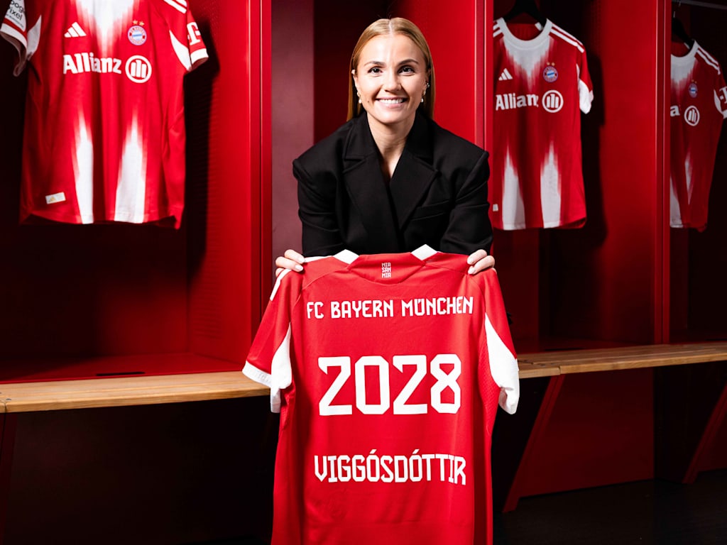 Glodis Perla Viggosdottir hält ein Trikot mit der Vertragslaufzeit 2028 in die Kamera.