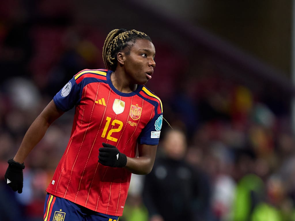 Edna Imade läuft im Trikot der spanischen Nationalmannschaft