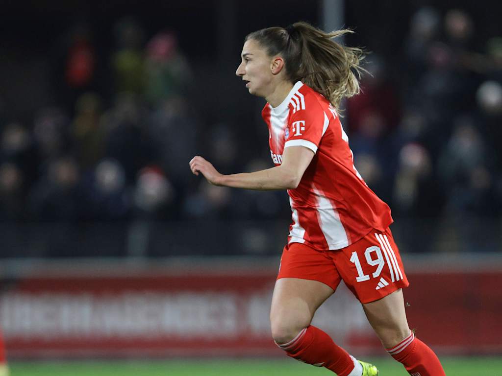 Katharina Naschenweng von den FC Bayern Frauen im Spiel gegen Leverkusen.