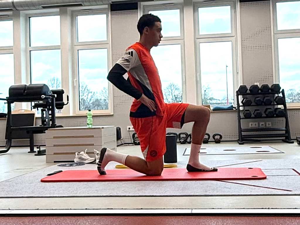 Jamal Musiala training with the ball at Säbener Straße